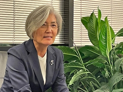 국제노동기구(ILO) 사무총장에 출마한 강경화 전 외교장관이 7일(현지시간) 주제네바 한국대표부에서 연합뉴스와 인터뷰하고 있다.  [고용노동부 제공. 연합뉴스 자료사진]